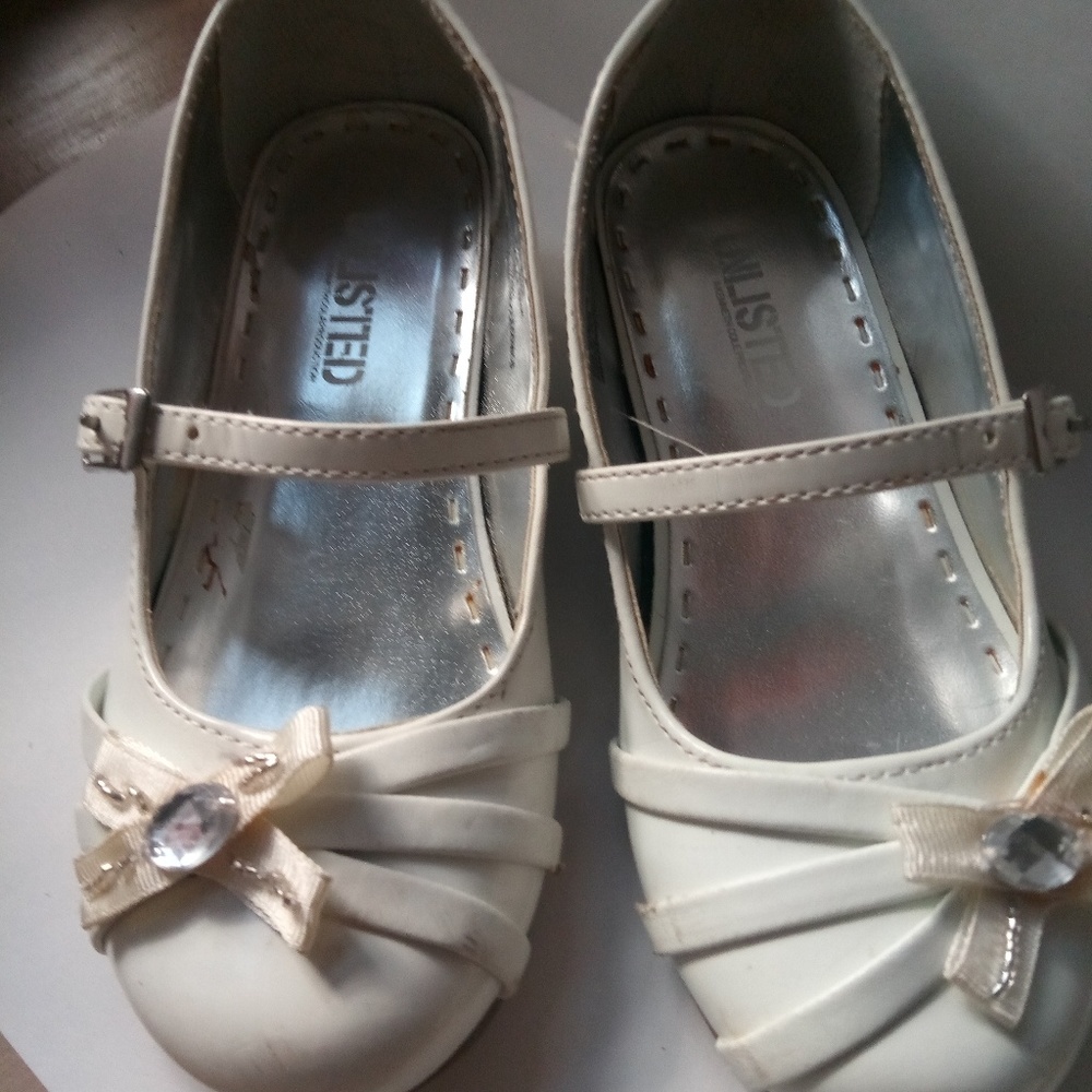Girl shoes white